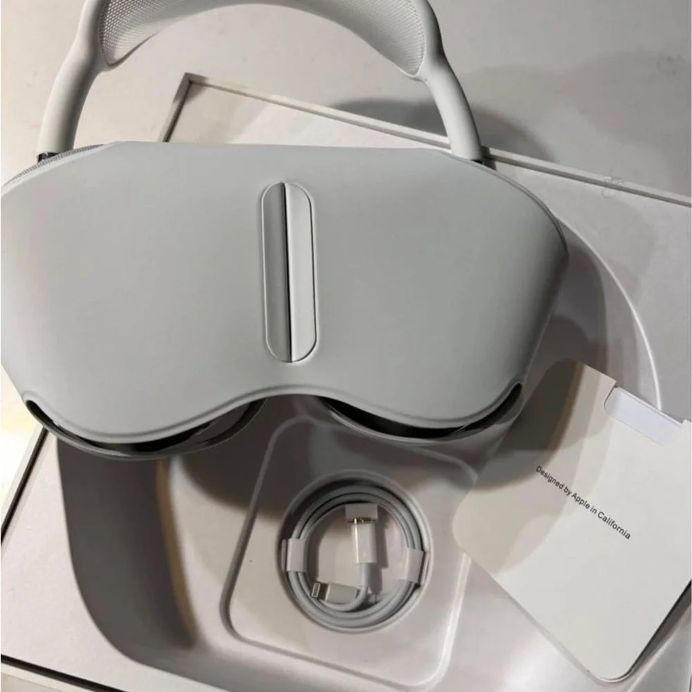 Apple White Standalone VR Headset with Sleek Design